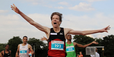 Carsten Schlangen jubelt über die Erfüllung der Norm für die Olympischen Spiele in London und über eine Zeit von 3:33,64min