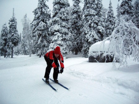 Carsten Schlangen bei der Abfahrt in Kuusamo