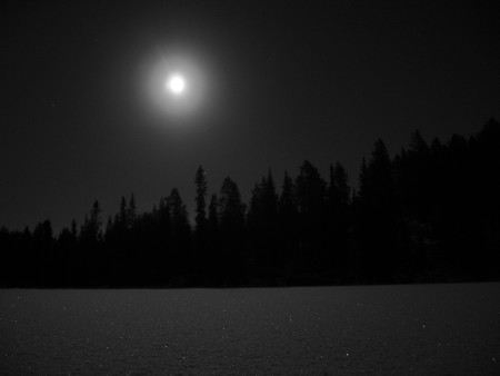 Mondschein auf zugefrorenem See in Ruka