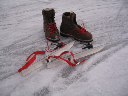 Tourskating auf dem Talvijärvi in Ruka Kuusamo