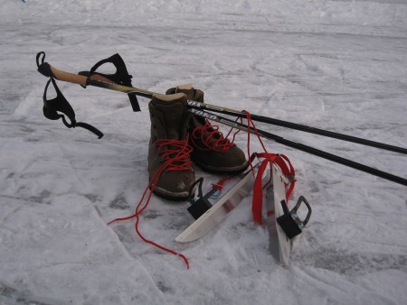 Tourskating auf dem Talvijärvi in Ruka Kuusamo - Ausrüstung mit Stöckern